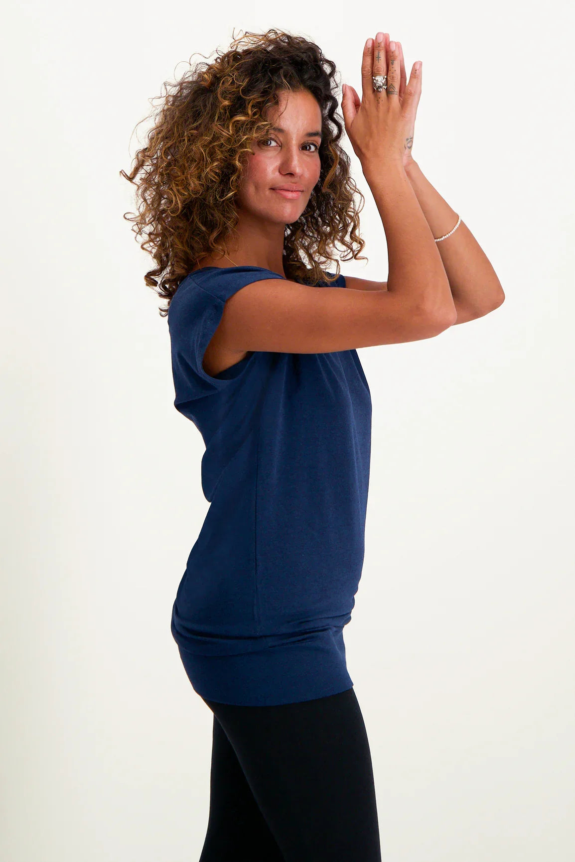 【新品】WE'RTHY SUSTAINABLE YOGA TEE Asana sustainable yoga tee | Midnight | Urban Goddess yoga