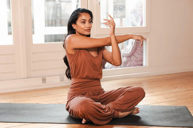 Drie manieren om je yoga practice zachter te maken