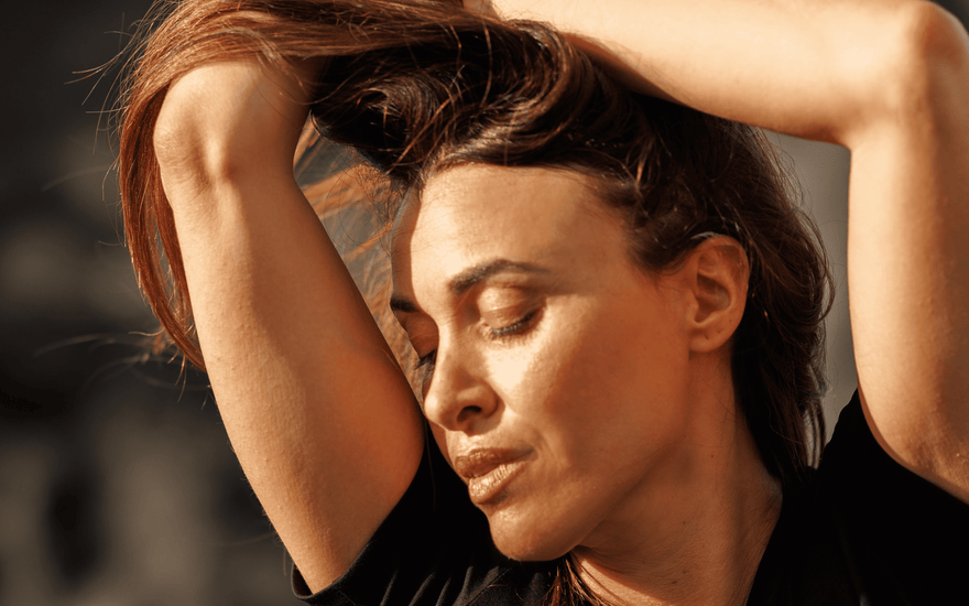 Face yoga: een zachte practice voor gezicht, kaak en nek