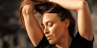 Face yoga: een zachte practice voor gezicht, kaak en nek
