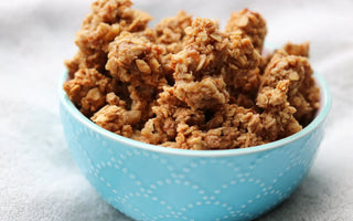 Zelfgemaakte knapperige pindakaas met jam granola
