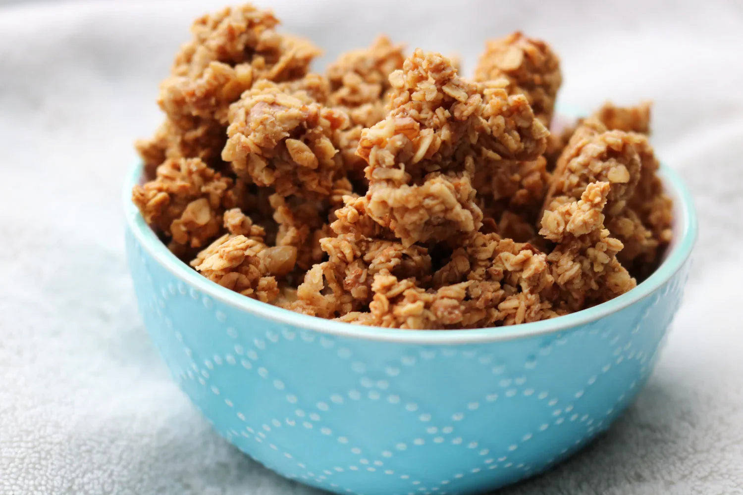 Zelfgemaakte knapperige pindakaas met jam granola