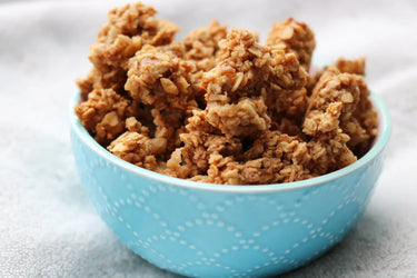 Zelfgemaakte knapperige pindakaas met jam granola
