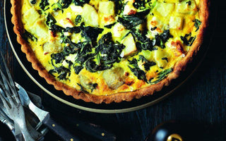 Scandinavisch Comfort Food recept: speltquiche met spinazie, aardpeer en feta