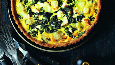 Scandinavisch Comfort Food recept: speltquiche met spinazie, aardpeer en feta