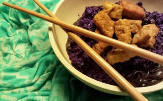 Zwarte Noedels met pittige rode kool en kruidige tempeh