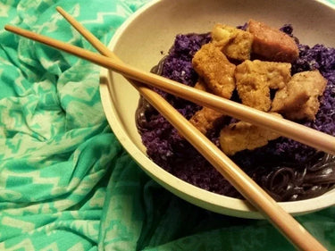 Zwarte Noedels met pittige rode kool en kruidige tempeh