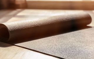 Je Yogamat en Je Huid: Waarom je mat schoonmaken een must is.