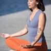 Namaste Yoga Top Slate en OM Yoga Legging Bombay Brown