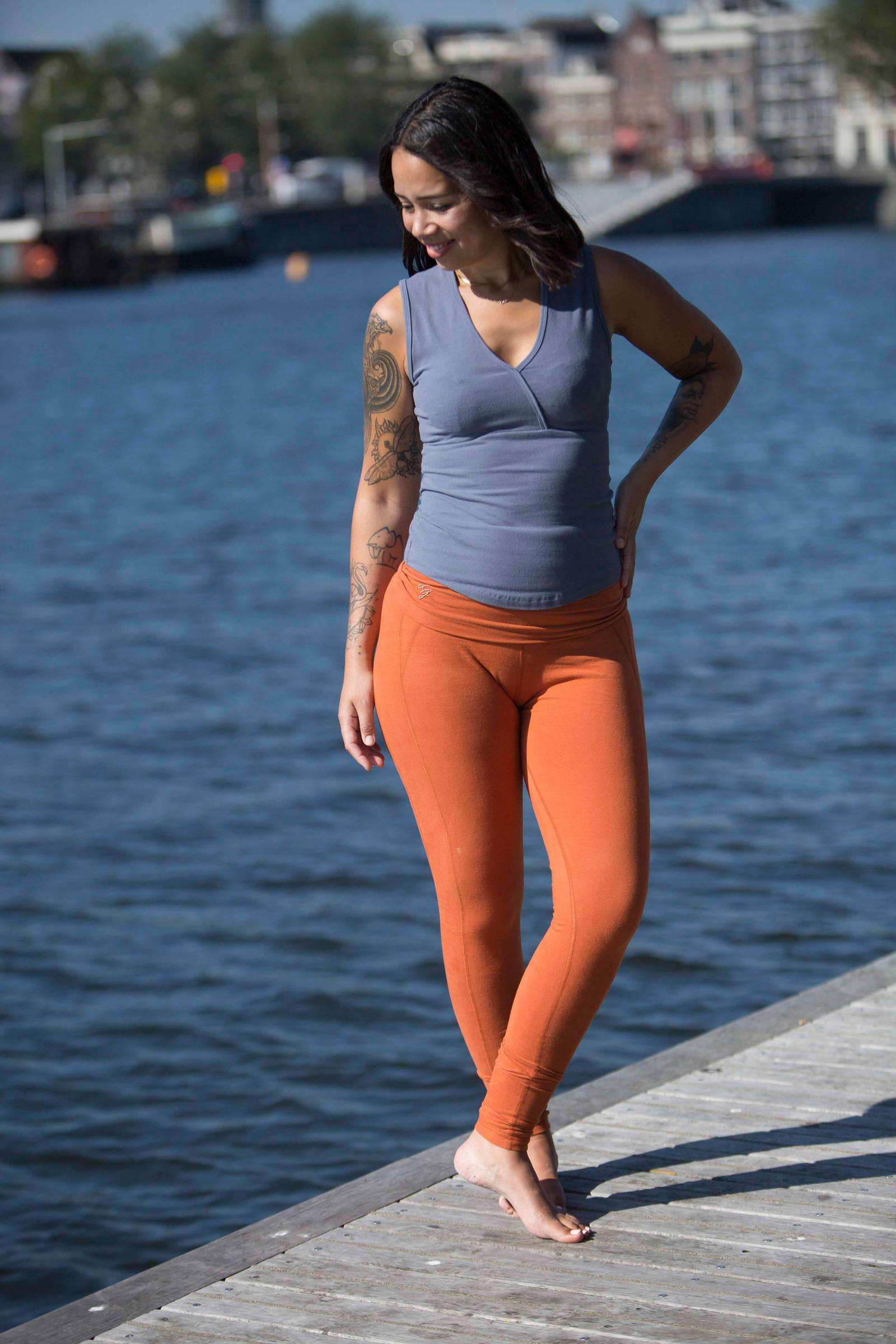Namaste Yoga Top Slate en OM Yoga Legging Bombay Brown