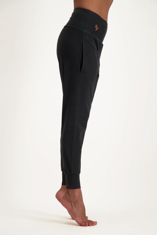 Bhumi yoga pants-urban black-12405501-front-model_Fullbody_TIFF_10