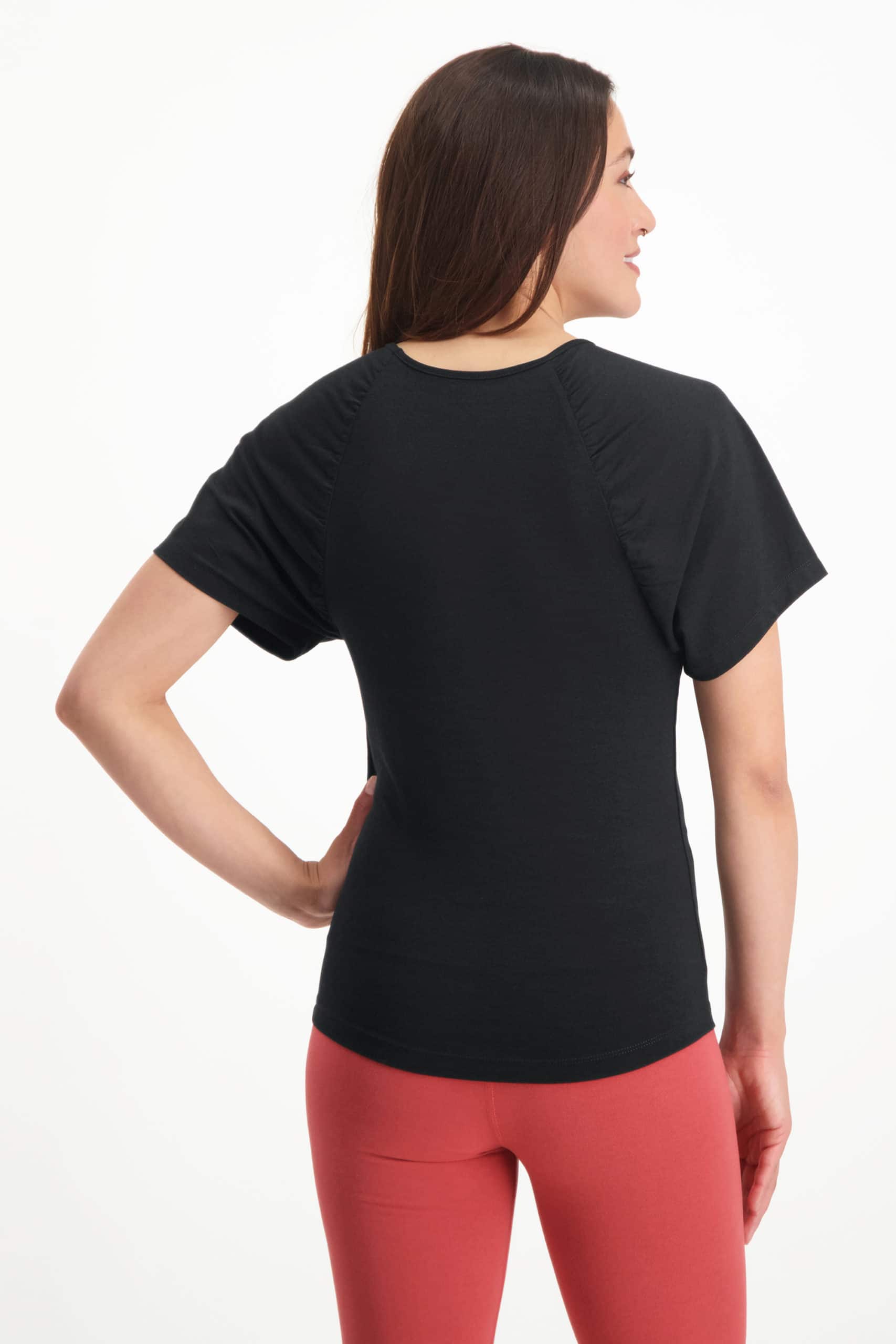 Bamboo yoga shirt Chandra - Urban Black-back-model