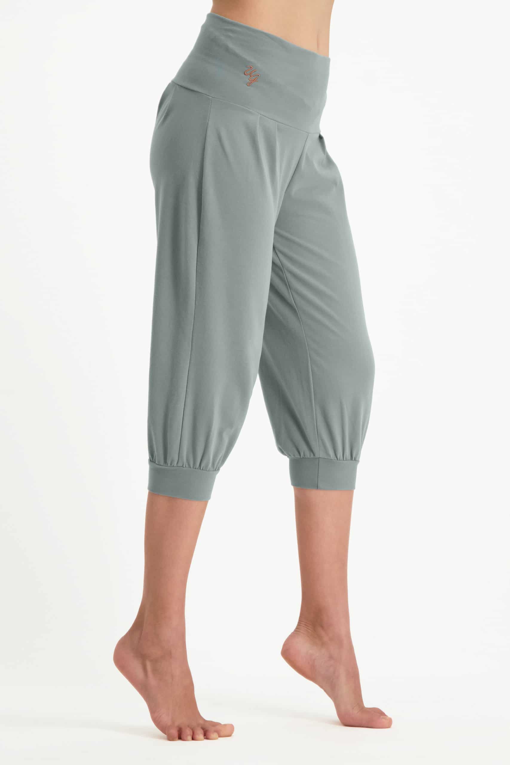 Loose-fit yoga pants Sukha Capri - Jade-model