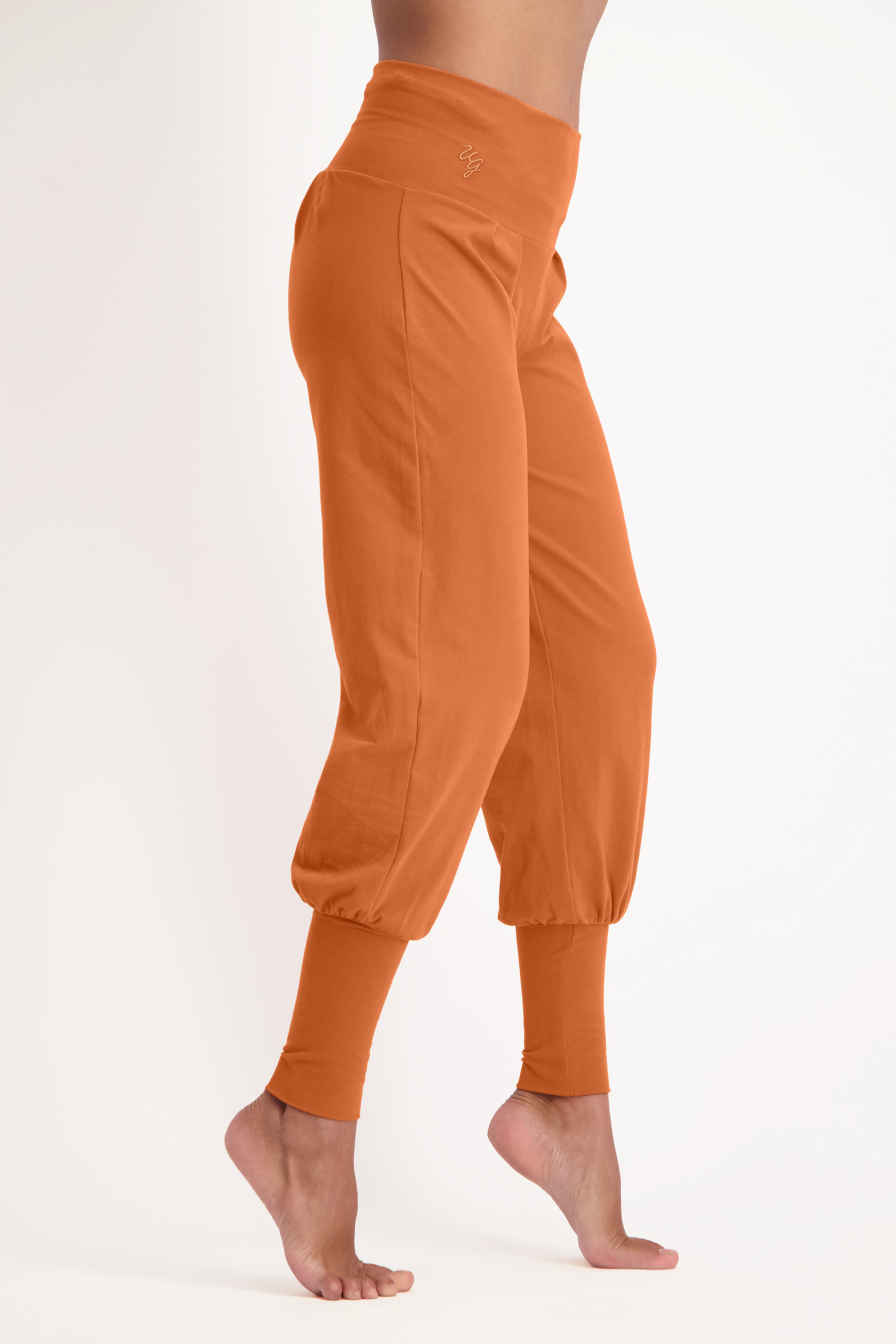 sukha pants-Bombay brown-11345539-side-model_Fullbody_TIFF_3