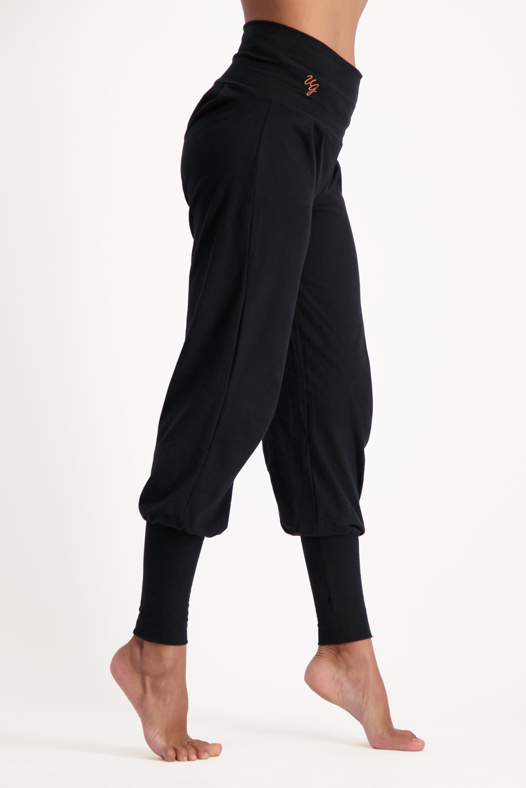 sukha pants-urban black-11345501-side-model_Fullbody_TIFF_4
