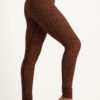 Satya Yoga-Leggings mit Aufdruck – Yoga-Leggings mit hoher Taille – Matrix Mocca – 14015513