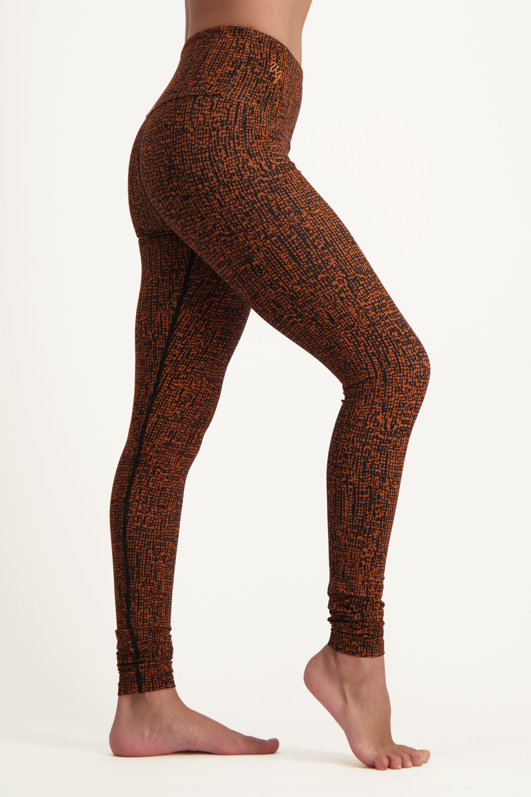 https://www.urban-goddess.com/wp-content/uploads/2022/12/satya-leggings-matrix-mocca-14015513_Fullbody_TIFF_6-scaled.jpg