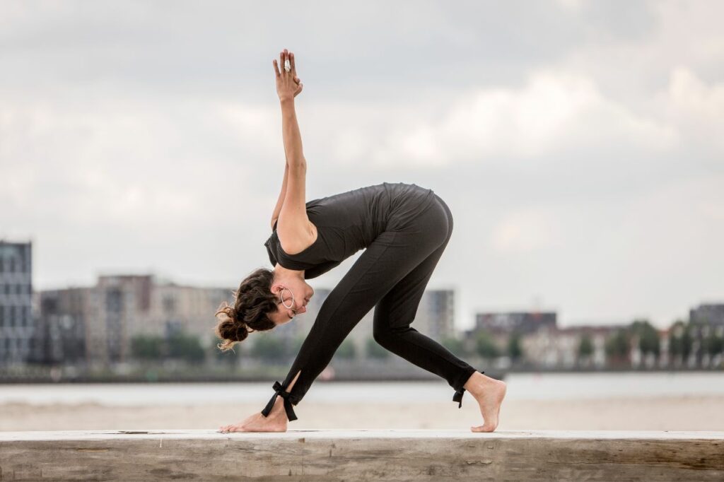 Stem je yoga practice af op je menstruatiecyclus - blog
