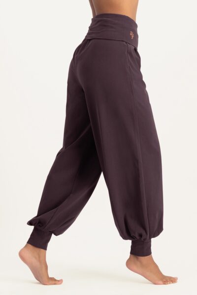 Rhea yoga harembroek _ berry - Urban Goddess yoga & active wear -model side